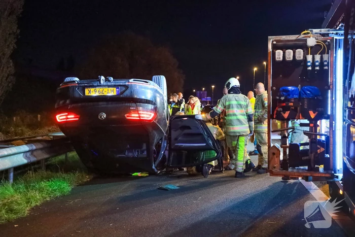 Personenauto belandt ondersteboven door ongeval