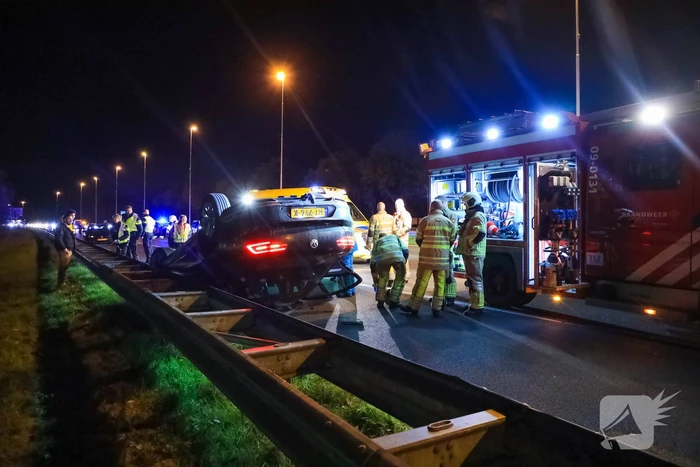 Personenauto belandt ondersteboven door ongeval