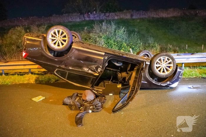 Personenauto belandt ondersteboven door ongeval