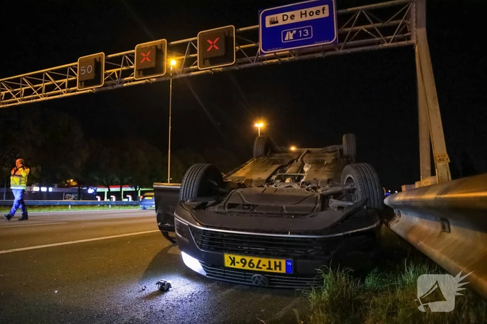 Personenauto belandt ondersteboven door ongeval
