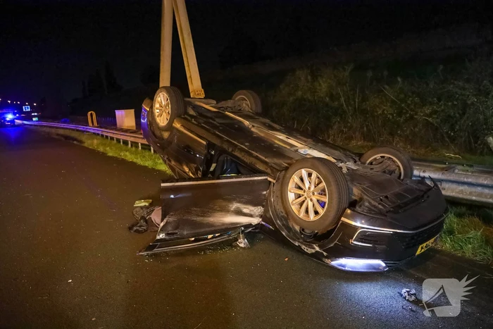 Personenauto belandt ondersteboven door ongeval