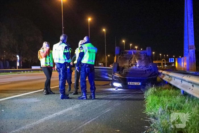 Personenauto belandt ondersteboven door ongeval