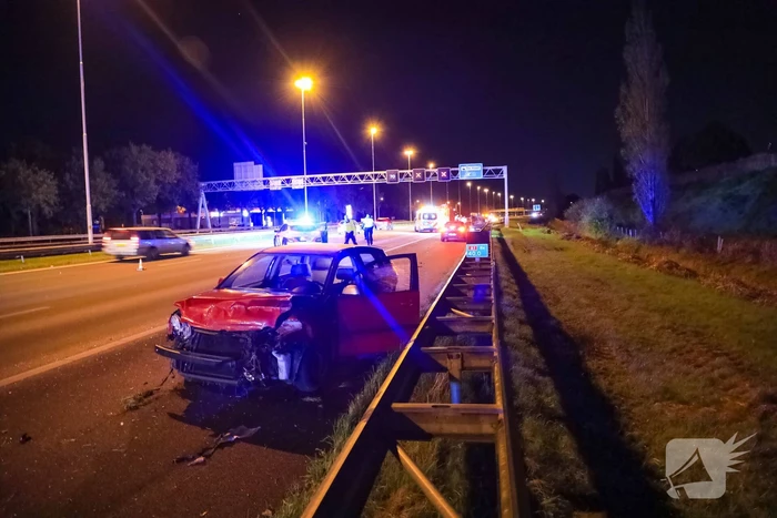 Personenauto belandt ondersteboven door ongeval