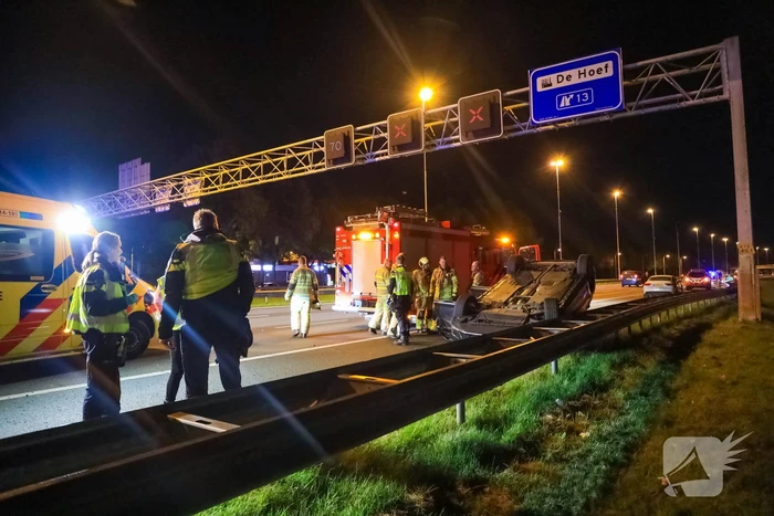 Personenauto belandt ondersteboven door ongeval