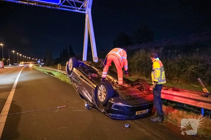 Personenauto belandt ondersteboven door ongeval
