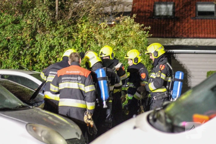 Geparkeerde personenwagen verwoest door brand