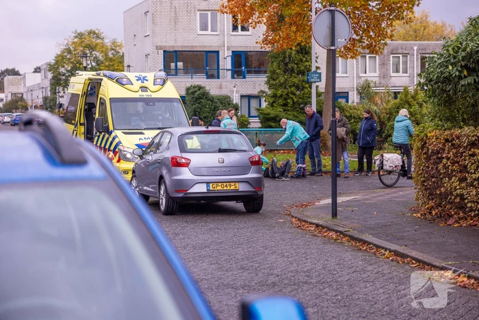 Maaltijdbezorger op brommer en automobilist botsen op kruising