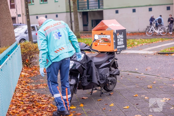 Maaltijdbezorger op brommer en automobilist botsen op kruising