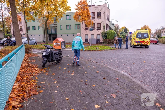Maaltijdbezorger op brommer en automobilist botsen op kruising