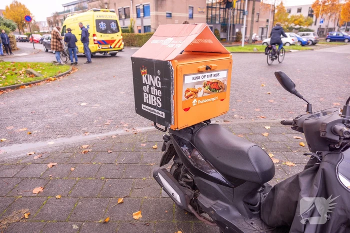 Maaltijdbezorger op brommer en automobilist botsen op kruising