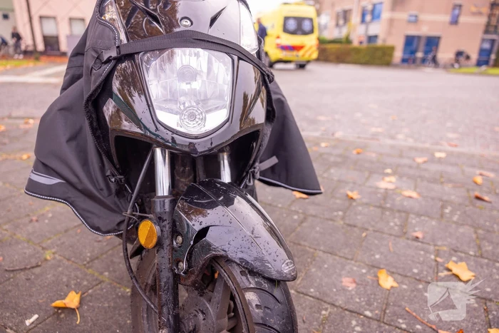 Maaltijdbezorger op brommer en automobilist botsen op kruising