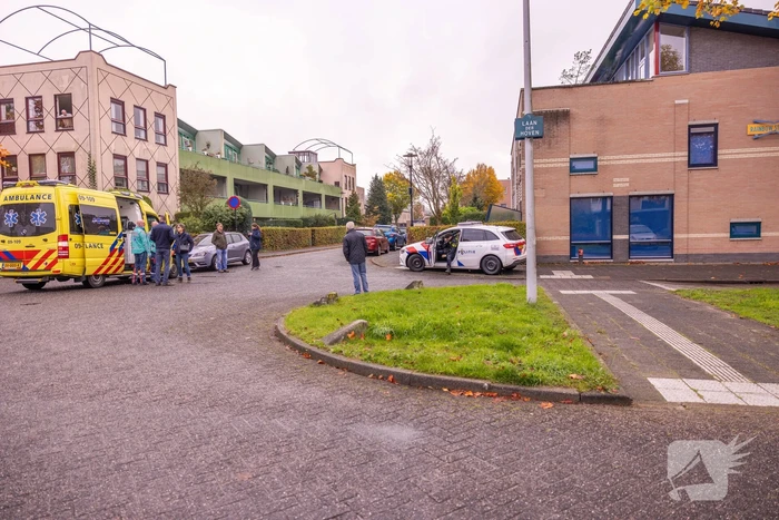 Maaltijdbezorger op brommer en automobilist botsen op kruising