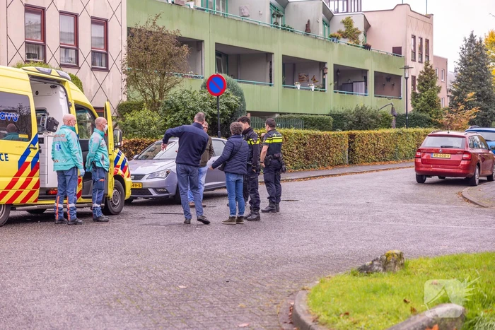 Maaltijdbezorger op brommer en automobilist botsen op kruising