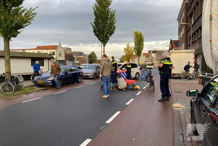 Fietsster en automobilist botsen op elkaar
