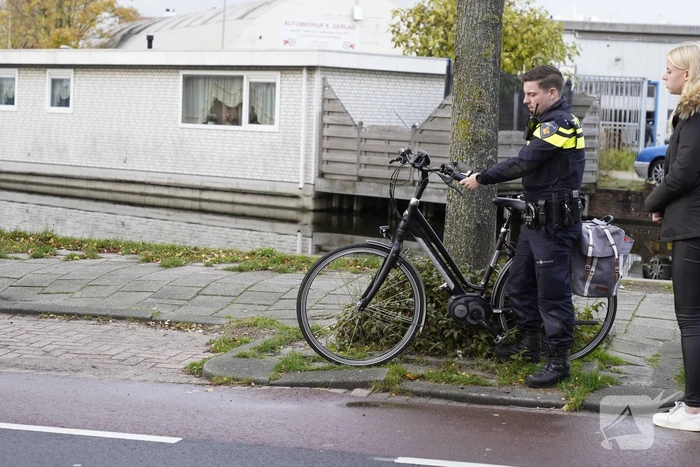 Fietsster en automobilist botsen op elkaar