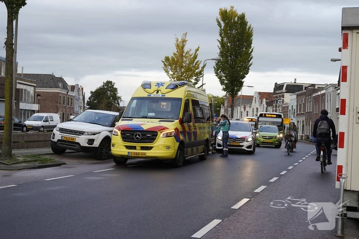 Fietsster en automobilist botsen op elkaar
