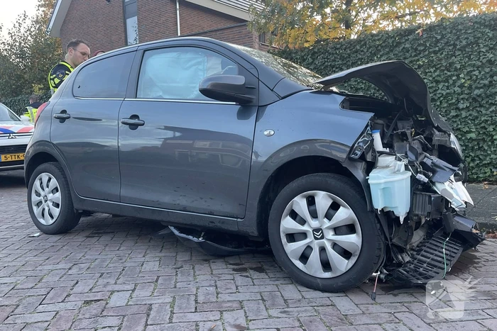 Gewonde en flinke schade bij botsing tussen twee auto's