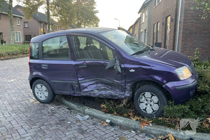 Gewonde en flinke schade bij botsing tussen twee auto's