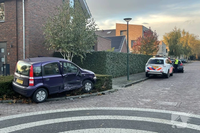 Gewonde en flinke schade bij botsing tussen twee auto's
