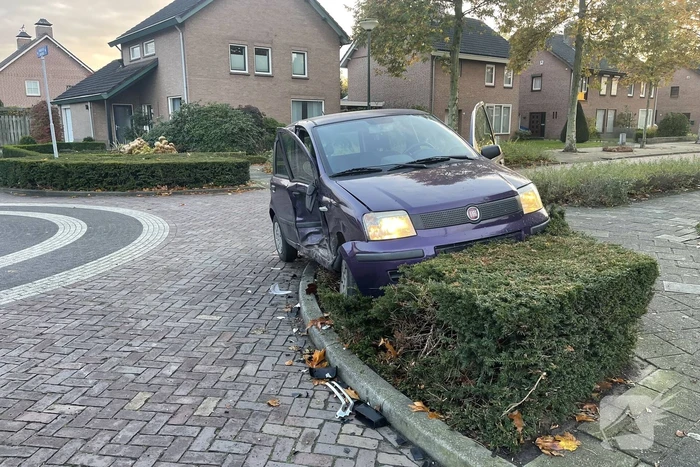 Gewonde en flinke schade bij botsing tussen twee auto's