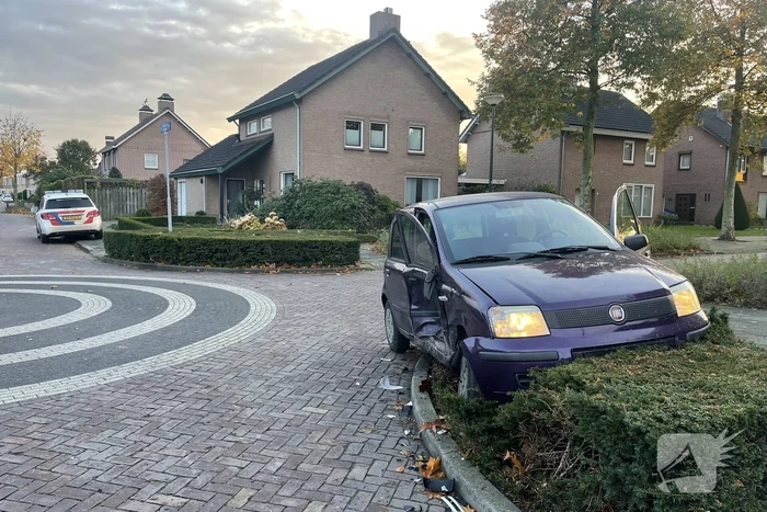 Gewonde en flinke schade bij botsing tussen twee auto's