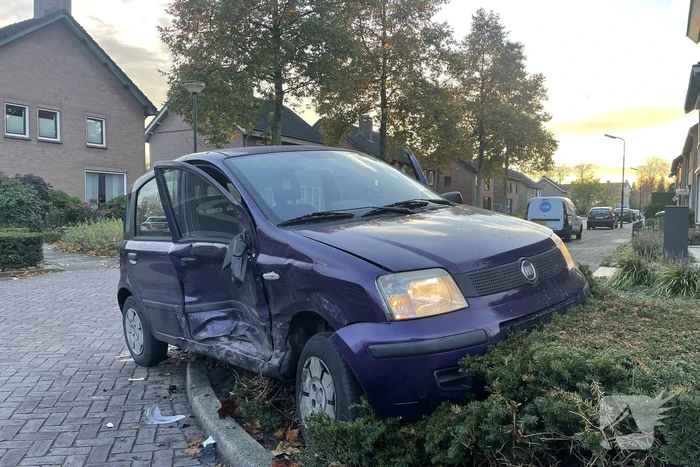 Gewonde en flinke schade bij botsing tussen twee auto's