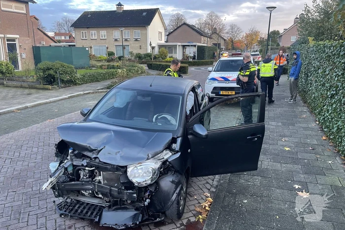 Gewonde en flinke schade bij botsing tussen twee auto's