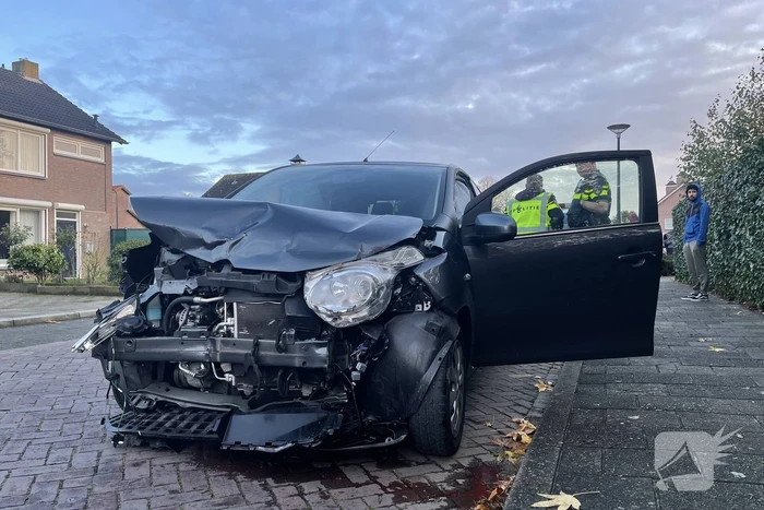 Gewonde en flinke schade bij botsing tussen twee auto's