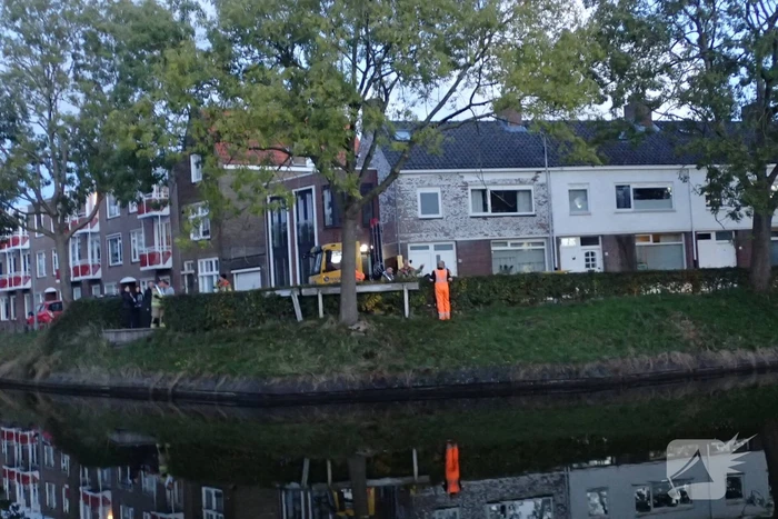 Automobilist rijdt personenauto het water in