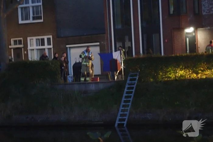 Automobilist rijdt personenauto het water in