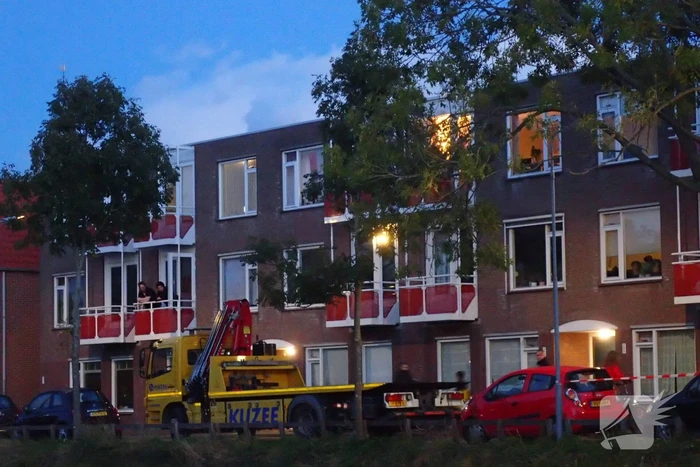 Automobilist rijdt personenauto het water in