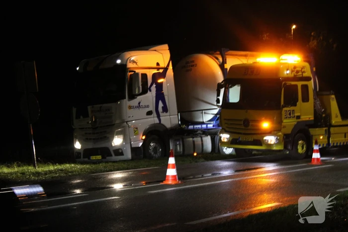 Vrachtwagen komt vast te zitten in berm
