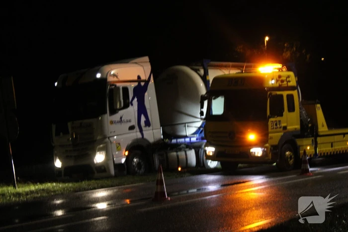 Vrachtwagen komt vast te zitten in berm