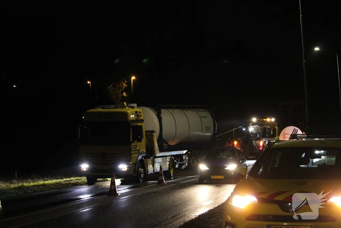 Vrachtwagen komt vast te zitten in berm