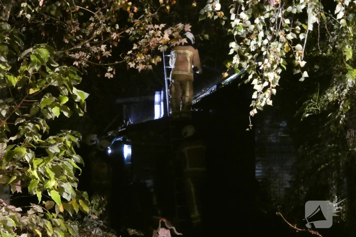 Brandweer blust brand in bed and breakfast huis