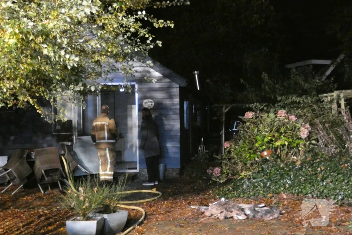 Brandweer blust brand in bed and breakfast huis