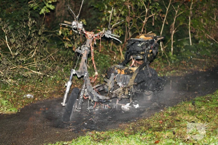 Tweewieler door brand verwoest