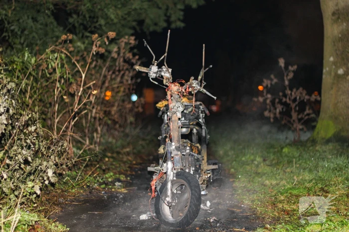 Tweewieler door brand verwoest