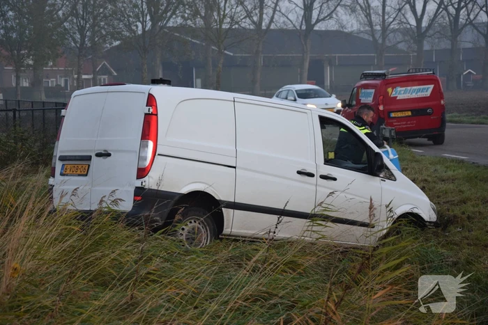 Bestuurder bestelbus mist bocht belandt in greppel