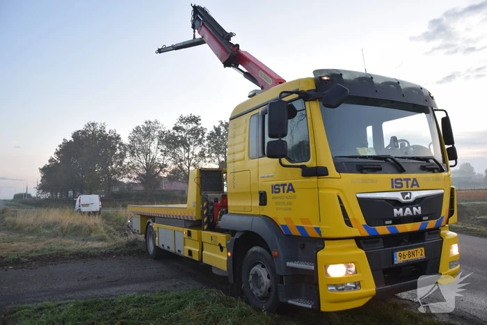 Bestuurder bestelbus mist bocht belandt in greppel