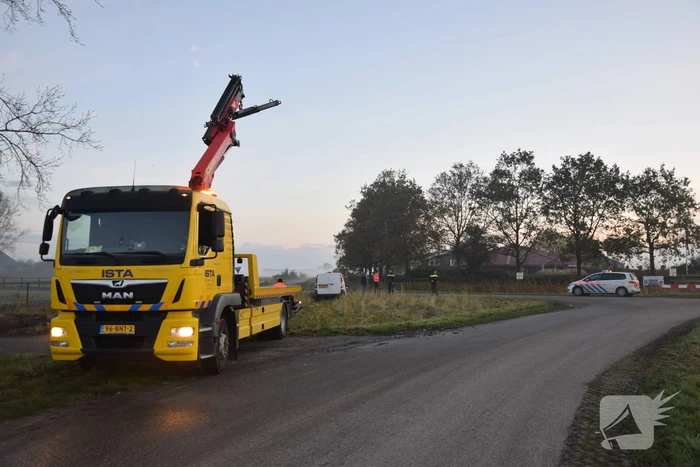Bestuurder bestelbus mist bocht belandt in greppel