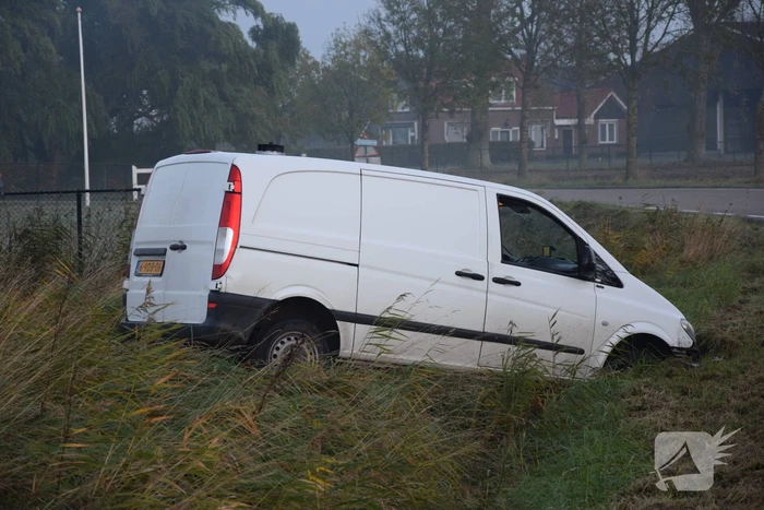 Bestuurder bestelbus mist bocht belandt in greppel