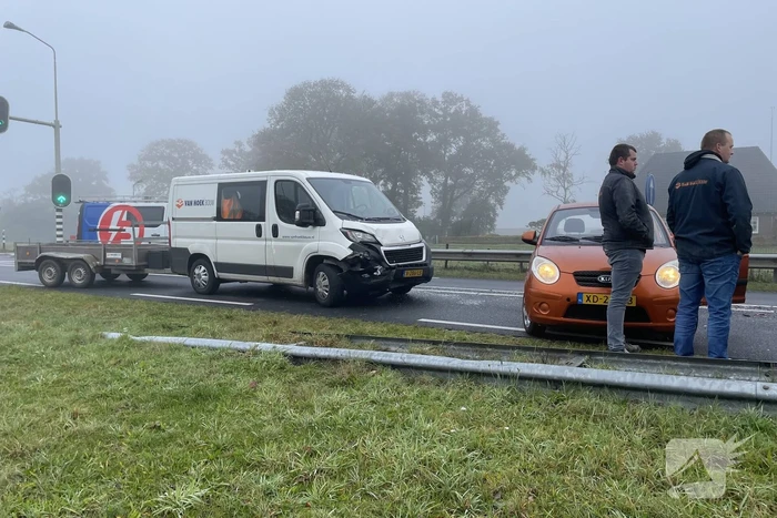 Bestelbus en twee auto's betrokken bij botsing