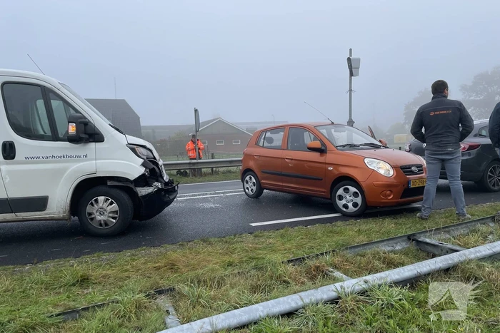 Bestelbus en twee auto's betrokken bij botsing