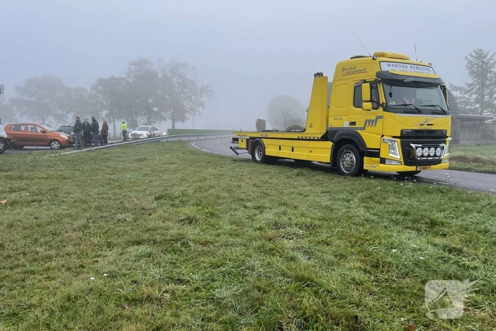 Bestelbus en twee auto's betrokken bij botsing