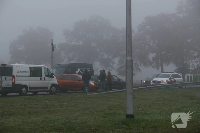 Bestelbus en twee auto's betrokken bij botsing