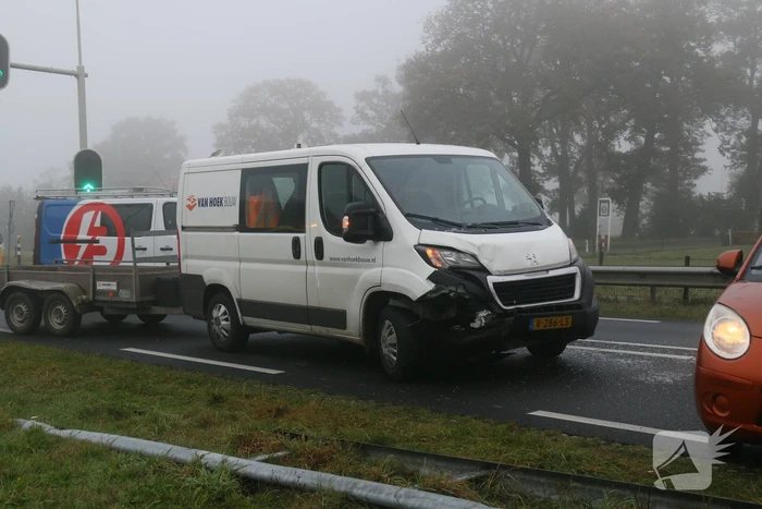 Bestelbus en twee auto's betrokken bij botsing