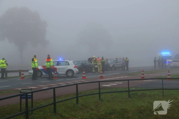 Drie auto's botsen in dichte mist