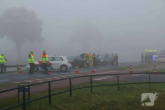 Drie auto's botsen in dichte mist