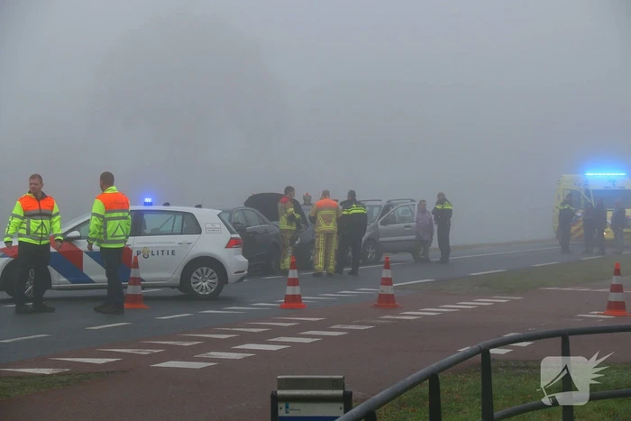 Drie auto's botsen in dichte mist